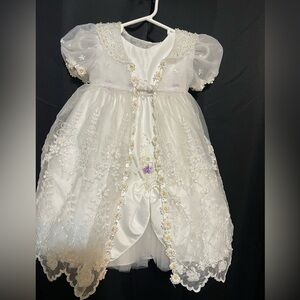 Elegant White Lace Baby Dress

christing gown 

Size 2 yers